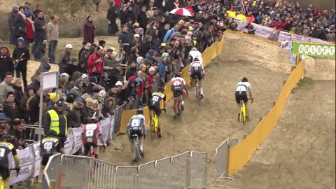 Gif des cyclistes dans du sables