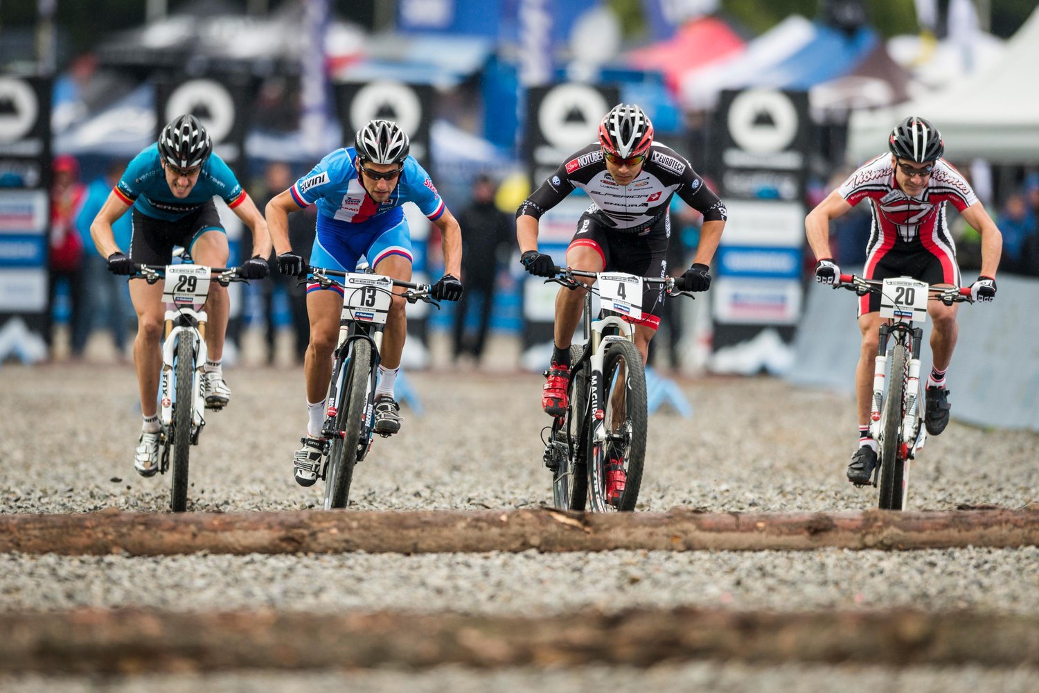 Image 4 coureur devant un obstacles